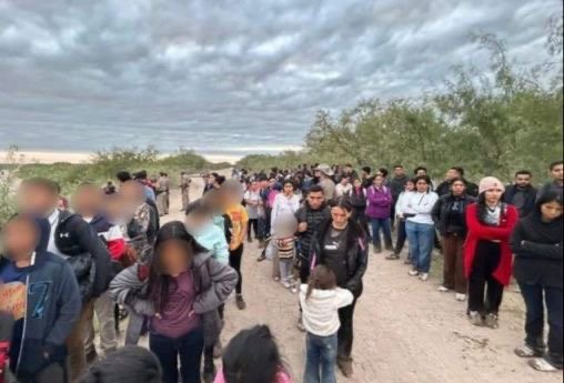 Aumenta la llegada de grupos de inmigrantes al norte de Eagle Pass