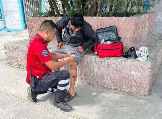 Perro de la Secundaria 35 derriba a joven motociclista en la colonia Barrera