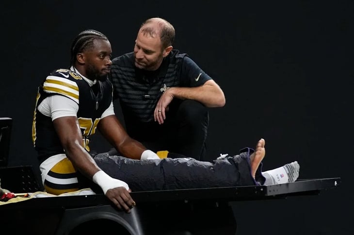 Adebo, cornerback de Saints sale en el carrito tras aparatosa lesión en partido ante Broncos