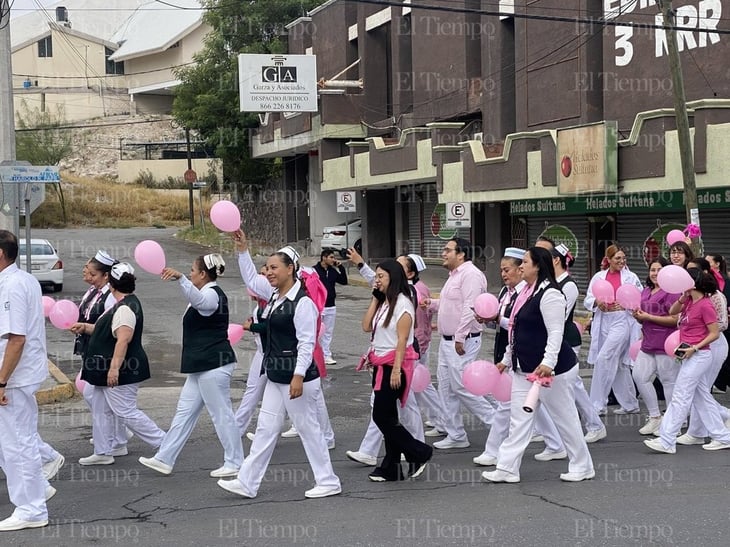 Marchan contra el cáncer de mama en el bulevar Pape