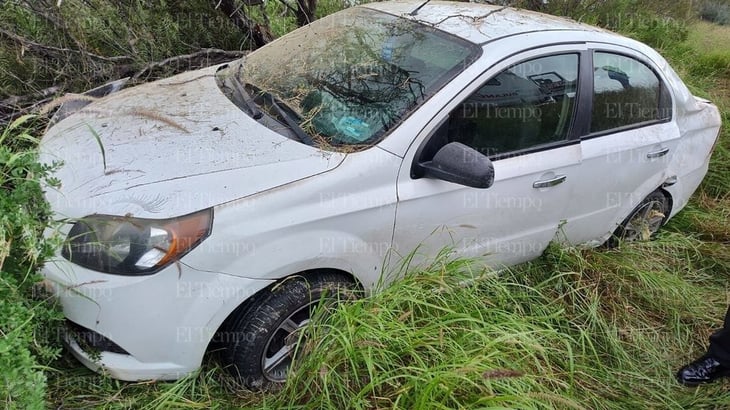 Mujer pierde el control de su vehículo y se sale del camino en la carretera Monclova-Sabinas