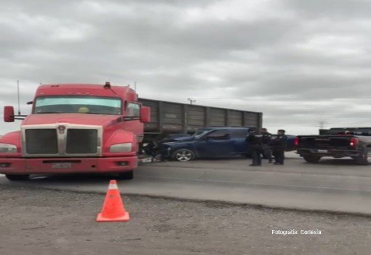 Se salva de milagro conductor al estrellarse contra un tráiler en PN