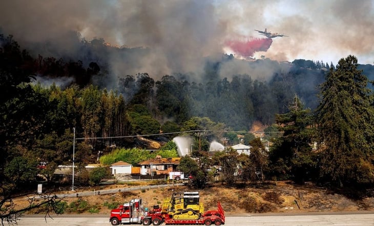 Evacúan viviendas en California por incendio; equipos combaten el fuego