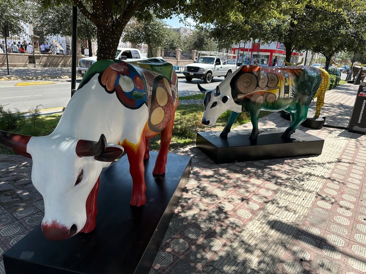 Dos integrantes más en exposición Cow Parade 2024