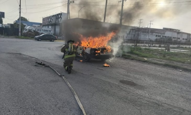 Abandona su auto en llamas en Ramos