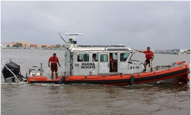 Marinos rescatan a 6 pescadores antes de estrellarse en muelle de Progreso, Yucatán