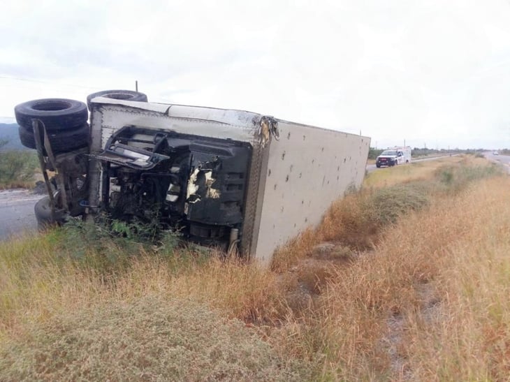 Volcadura de tráiler moviliza a cuerpos de emergencia en la carretera 57