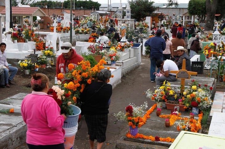 Preparan misas en los panteones el Día de Muertos