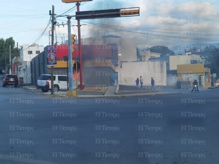 Camioneta arde en llamas en la colonia Guadalupe de Monclova