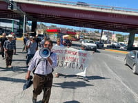 Pensionados se manifiestan afuera de la clínica 7