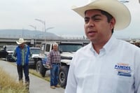 Cabalga Paredes rápido a trote macizo y seguro