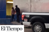 Regaña a su hija y acaba en jefatura