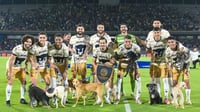 Los jugadores de Pumas salieron acompañados por perritos para motivar a la adopción