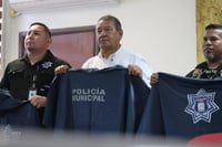 El alcalde de San Juan de Sabinas fortalece el equipamiento de Seguridad Pública con entrega de impermeables
