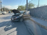 Maniobra fallida provoca que conductora termine sobre la banqueta