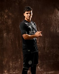 La Máquina lanza jersey negro para cerrar el torneo