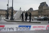 Louvre cerrado tras robo de joyas; imagen genera especulaciones