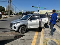 Fuerte choque en la colonia Guadalupe deja cuantiosos daños materiales