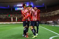 Armando González brilla con hat-trick en goleada de Chivas