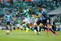 ¡Benjamín Mora homenajeó a Manuel Lapuente! El DT usó una boina en Santos vs Querétaro