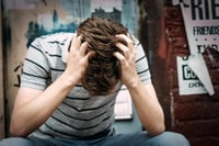 Dormir mal podría ser una señal de advertencia de suicidio entre los adolescentes