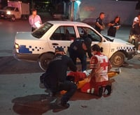 Accidente entre taxi y motocicleta deja dos jóvenes heridos en Monclova