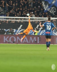 Santiago Giménez sale lesionado en empate del Milan ante Atalanta