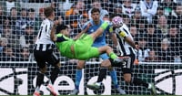 ¡EN PENALES! Fulham de Raúl Jiménez avanza a Cuartos en EFL Cup tras eliminar al Wycombe