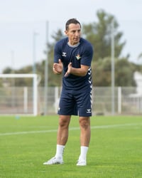 Andrés Guardado inicia carrera como entrenador en España