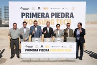 Manolo coloca primera piedra de Doosung Tech en Monclova