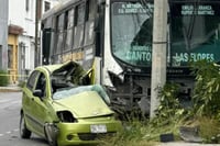 Muere mujer tras choque con camión urbano en Monterrey