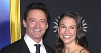 Hugh Jackman debuta en alfombra roja con Sutton Foster