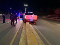 Conductor pierde control y termina sobre el camellón del bulevar Pape de Monclova