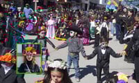 Niños de Sabinas celebran Día de Muertos con desfile creativo