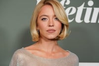 Sydney Sweeney deslumbra con vestido transparente en gala de Variety