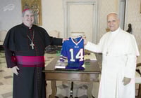 Papa León XIV recibe camiseta de Buffalo Bills en el Vaticano