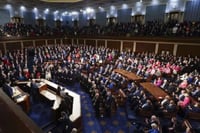 Senado de EU aprueba revocar aranceles globales de Trump