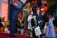 VIDEO: Trump y Melania reparten dulces en la Casa Blanca por Halloween