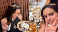 Rosalía sorprende al comer pozole en La Casa de Toño CDMX
