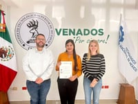 Egresados de ingeniería reciben títulos y cédulas profesionales