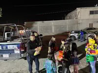Policías de San Buenaventura realizan operativo de Halloween para entregar dulces