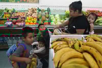 Cierre del gobierno deja a millones sin comida y con seguro médico más caro