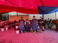Flores y tradición: una familia hidalguense que por más de 40 años ha vendido flores en el panteón Guadalupe