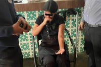 Joven se prensa mano en restaurante con 'Los Corrales' con máquina de tortillas