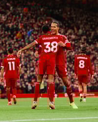 Liverpool vence 2-0 al Aston Villa y frena mala racha