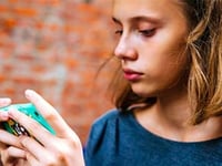 ¿Puede funcionar enviar mensajes de texto a tu terapeuta? Un nuevo estudio dice que sí