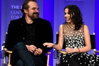 Millie Bobby Brown denuncia a David Harbour por presunto hostigamiento