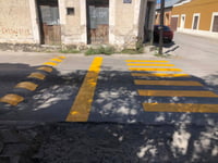 Señalización peatonal se instala en Múzquiz para proteger a estudiantes y peatones