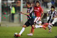 Qué dolor; la dura patada que recibió Rafael Santos Borré en partido de Internacional