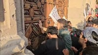 Manifestantes toman Palacio de Gobierno en Michoacán